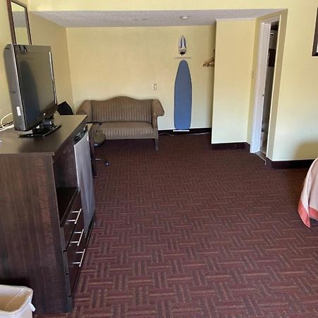 Royal Inn Белмор Екстериор снимка
