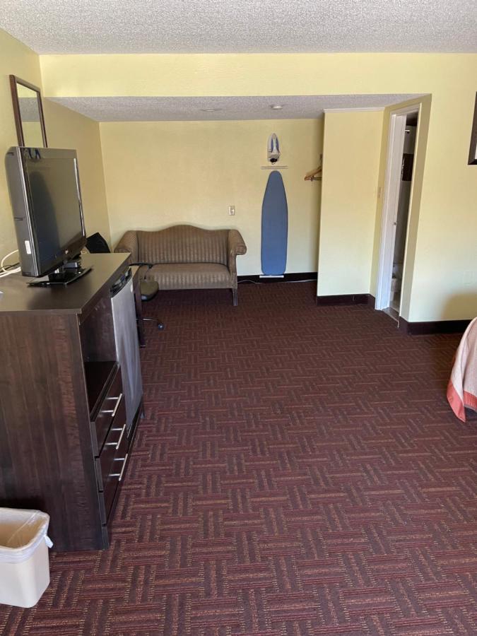 Royal Inn Белмор Екстериор снимка